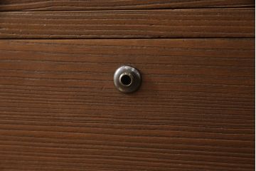 2段重ね桐箪笥を綺麗に再生!取っ手を交換し、ヒノキ無垢材で天板を取り付け。オーク系の着色と蜜蝋ワックス仕上げ。