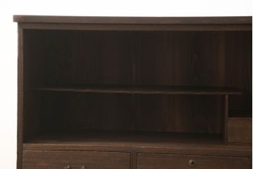 3段重ね桐箪笥をローボードとチェストにリメイク!上段の引き戸部分にモールガラスをはめ込み、鉄脚を取り付けてローチェストに。中下段は欠損した金具を付けて、台輪を取り外し木製の脚を取り付けてチェストに。どちらもヒノキ無垢材の天板を追加。チェス系で着色仕上げ。