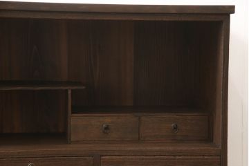 3段重ね桐箪笥をローボードとチェストにリメイク!上段の引き戸部分にモールガラスをはめ込み、鉄脚を取り付けてローチェストに。中下段は欠損した金具を付けて、台輪を取り外し木製の脚を取り付けてチェストに。どちらもヒノキ無垢材の天板を追加。チェス系で着色仕上げ。