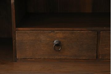 3段重ね桐箪笥をローボードとチェストにリメイク!上段の引き戸部分にモールガラスをはめ込み、鉄脚を取り付けてローチェストに。中下段は欠損した金具を付けて、台輪を取り外し木製の脚を取り付けてチェストに。どちらもヒノキ無垢材の天板を追加。チェス系で着色仕上げ。