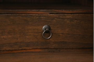 3段重ね桐箪笥をローボードとチェストにリメイク!上段の引き戸部分にモールガラスをはめ込み、鉄脚を取り付けてローチェストに。中下段は欠損した金具を付けて、台輪を取り外し木製の脚を取り付けてチェストに。どちらもヒノキ無垢材の天板を追加。チェス系で着色仕上げ。