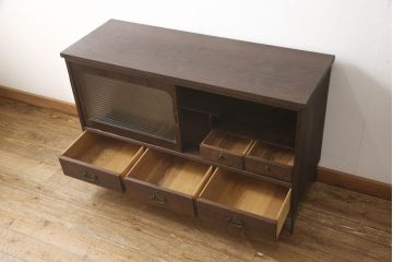 3段重ね桐箪笥をローボードとチェストにリメイク!上段の引き戸部分にモールガラスをはめ込み、鉄脚を取り付けてローチェストに。中下段は欠損した金具を付けて、台輪を取り外し木製の脚を取り付けてチェストに。どちらもヒノキ無垢材の天板を追加。チェス系で着色仕上げ。