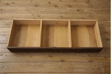 3段重ね桐箪笥をローボードとチェストにリメイク!上段の引き戸部分にモールガラスをはめ込み、鉄脚を取り付けてローチェストに。中下段は欠損した金具を付けて、台輪を取り外し木製の脚を取り付けてチェストに。どちらもヒノキ無垢材の天板を追加。チェス系で着色仕上げ。