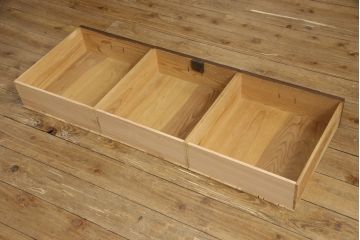 3段重ね桐箪笥をローボードとチェストにリメイク!上段の引き戸部分にモールガラスをはめ込み、鉄脚を取り付けてローチェストに。中下段は欠損した金具を付けて、台輪を取り外し木製の脚を取り付けてチェストに。どちらもヒノキ無垢材の天板を追加。チェス系で着色仕上げ。