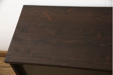 3段重ね桐箪笥をローボードとチェストにリメイク!上段の引き戸部分にモールガラスをはめ込み、鉄脚を取り付けてローチェストに。中下段は欠損した金具を付けて、台輪を取り外し木製の脚を取り付けてチェストに。どちらもヒノキ無垢材の天板を追加。チェス系で着色仕上げ。