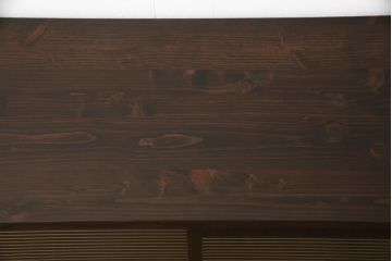 3段重ね桐箪笥をローボードとチェストにリメイク!上段の引き戸部分にモールガラスをはめ込み、鉄脚を取り付けてローチェストに。中下段は欠損した金具を付けて、台輪を取り外し木製の脚を取り付けてチェストに。どちらもヒノキ無垢材の天板を追加。チェス系で着色仕上げ。