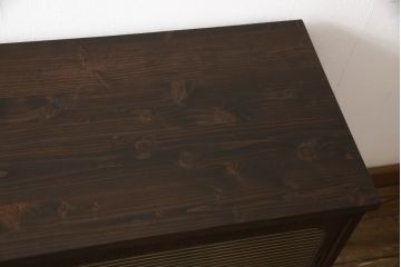 3段重ね桐箪笥をローボードとチェストにリメイク!上段の引き戸部分にモールガラスをはめ込み、鉄脚を取り付けてローチェストに。中下段は欠損した金具を付けて、台輪を取り外し木製の脚を取り付けてチェストに。どちらもヒノキ無垢材の天板を追加。チェス系で着色仕上げ。