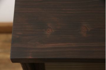 3段重ね桐箪笥をローボードとチェストにリメイク!上段の引き戸部分にモールガラスをはめ込み、鉄脚を取り付けてローチェストに。中下段は欠損した金具を付けて、台輪を取り外し木製の脚を取り付けてチェストに。どちらもヒノキ無垢材の天板を追加。チェス系で着色仕上げ。