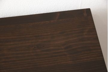 3段重ね桐箪笥をローボードとチェストにリメイク!上段の引き戸部分にモールガラスをはめ込み、鉄脚を取り付けてローチェストに。中下段は欠損した金具を付けて、台輪を取り外し木製の脚を取り付けてチェストに。どちらもヒノキ無垢材の天板を追加。チェス系で着色仕上げ。
