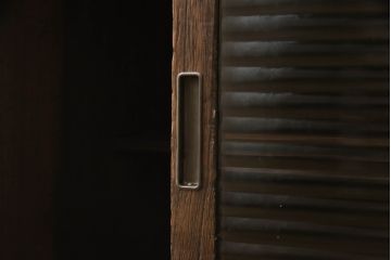 3段重ね桐箪笥をローボードとチェストにリメイク!上段の引き戸部分にモールガラスをはめ込み、鉄脚を取り付けてローチェストに。中下段は欠損した金具を付けて、台輪を取り外し木製の脚を取り付けてチェストに。どちらもヒノキ無垢材の天板を追加。チェス系で着色仕上げ。