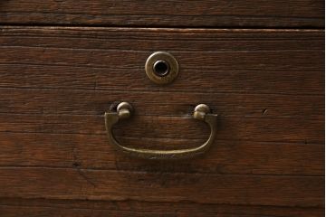 3段重ね桐箪笥をローボードとチェストにリメイク!上段の引き戸部分にモールガラスをはめ込み、鉄脚を取り付けてローチェストに。中下段は欠損した金具を付けて、台輪を取り外し木製の脚を取り付けてチェストに。どちらもヒノキ無垢材の天板を追加。チェス系で着色仕上げ。