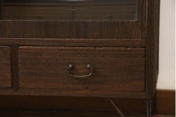 3段重ね桐箪笥をローボードとチェストにリメイク!上段の引き戸部分にモールガラスをはめ込み、鉄脚を取り付けてローチェストに。中下段は欠損した金具を付けて、台輪を取り外し木製の脚を取り付けてチェストに。どちらもヒノキ無垢材の天板を追加。チェス系で着色仕上げ。
