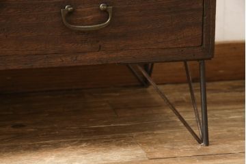 3段重ね桐箪笥をローボードとチェストにリメイク!上段の引き戸部分にモールガラスをはめ込み、鉄脚を取り付けてローチェストに。中下段は欠損した金具を付けて、台輪を取り外し木製の脚を取り付けてチェストに。どちらもヒノキ無垢材の天板を追加。チェス系で着色仕上げ。