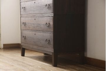 3段重ね桐箪笥をローボードとチェストにリメイク!上段の引き戸部分にモールガラスをはめ込み、鉄脚を取り付けてローチェストに。中下段は欠損した金具を付けて、台輪を取り外し木製の脚を取り付けてチェストに。どちらもヒノキ無垢材の天板を追加。チェス系で着色仕上げ。