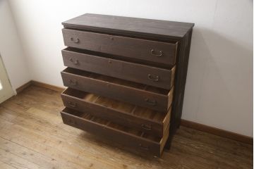 3段重ね桐箪笥をローボードとチェストにリメイク!上段の引き戸部分にモールガラスをはめ込み、鉄脚を取り付けてローチェストに。中下段は欠損した金具を付けて、台輪を取り外し木製の脚を取り付けてチェストに。どちらもヒノキ無垢材の天板を追加。チェス系で着色仕上げ。