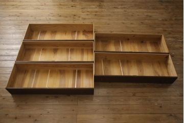 3段重ね桐箪笥をローボードとチェストにリメイク!上段の引き戸部分にモールガラスをはめ込み、鉄脚を取り付けてローチェストに。中下段は欠損した金具を付けて、台輪を取り外し木製の脚を取り付けてチェストに。どちらもヒノキ無垢材の天板を追加。チェス系で着色仕上げ。