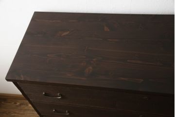 3段重ね桐箪笥をローボードとチェストにリメイク!上段の引き戸部分にモールガラスをはめ込み、鉄脚を取り付けてローチェストに。中下段は欠損した金具を付けて、台輪を取り外し木製の脚を取り付けてチェストに。どちらもヒノキ無垢材の天板を追加。チェス系で着色仕上げ。