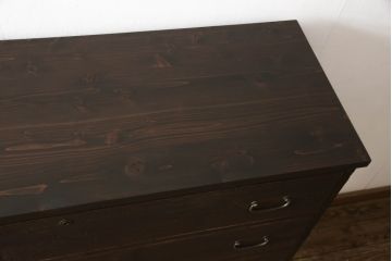 3段重ね桐箪笥をローボードとチェストにリメイク!上段の引き戸部分にモールガラスをはめ込み、鉄脚を取り付けてローチェストに。中下段は欠損した金具を付けて、台輪を取り外し木製の脚を取り付けてチェストに。どちらもヒノキ無垢材の天板を追加。チェス系で着色仕上げ。