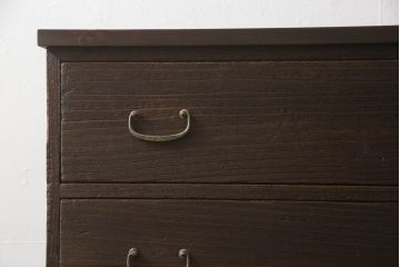 3段重ね桐箪笥をローボードとチェストにリメイク!上段の引き戸部分にモールガラスをはめ込み、鉄脚を取り付けてローチェストに。中下段は欠損した金具を付けて、台輪を取り外し木製の脚を取り付けてチェストに。どちらもヒノキ無垢材の天板を追加。チェス系で着色仕上げ。