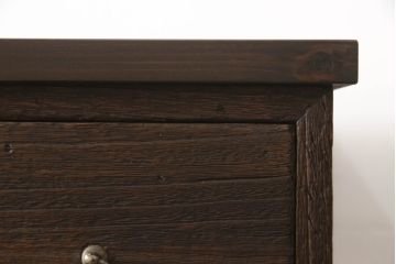 3段重ね桐箪笥をローボードとチェストにリメイク!上段の引き戸部分にモールガラスをはめ込み、鉄脚を取り付けてローチェストに。中下段は欠損した金具を付けて、台輪を取り外し木製の脚を取り付けてチェストに。どちらもヒノキ無垢材の天板を追加。チェス系で着色仕上げ。