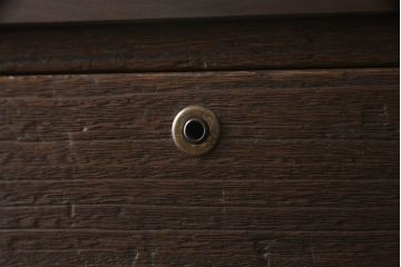 3段重ね桐箪笥をローボードとチェストにリメイク!上段の引き戸部分にモールガラスをはめ込み、鉄脚を取り付けてローチェストに。中下段は欠損した金具を付けて、台輪を取り外し木製の脚を取り付けてチェストに。どちらもヒノキ無垢材の天板を追加。チェス系で着色仕上げ。