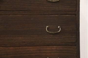 3段重ね桐箪笥をローボードとチェストにリメイク!上段の引き戸部分にモールガラスをはめ込み、鉄脚を取り付けてローチェストに。中下段は欠損した金具を付けて、台輪を取り外し木製の脚を取り付けてチェストに。どちらもヒノキ無垢材の天板を追加。チェス系で着色仕上げ。