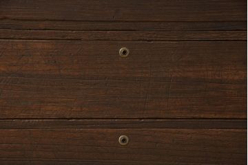 3段重ね桐箪笥をローボードとチェストにリメイク!上段の引き戸部分にモールガラスをはめ込み、鉄脚を取り付けてローチェストに。中下段は欠損した金具を付けて、台輪を取り外し木製の脚を取り付けてチェストに。どちらもヒノキ無垢材の天板を追加。チェス系で着色仕上げ。