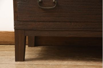 3段重ね桐箪笥をローボードとチェストにリメイク!上段の引き戸部分にモールガラスをはめ込み、鉄脚を取り付けてローチェストに。中下段は欠損した金具を付けて、台輪を取り外し木製の脚を取り付けてチェストに。どちらもヒノキ無垢材の天板を追加。チェス系で着色仕上げ。