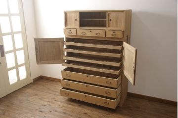 3段重ね桐箪笥を綺麗に再生!既存の砥の粉を洗浄後に蜜蝋ワックスで木地仕上げ。
