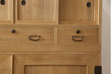 3段重ね桐箪笥を綺麗に再生!既存の砥の粉を洗浄後に蜜蝋ワックスで木地仕上げ。