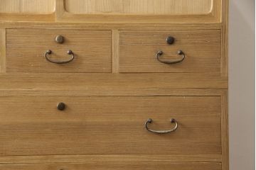 3段重ね桐箪笥を綺麗に再生!既存の砥の粉を洗浄後に蜜蝋ワックスで木地仕上げ。