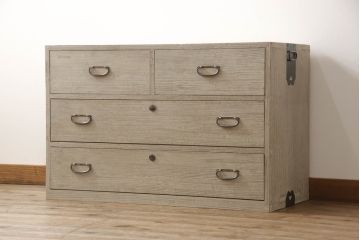 3段重ね桐箪笥を2つのローチェストにリメイク!中段は幅を小さく加工。1段目の引き出しを2分割し、新たに仕切りを追加。中段の下2段と下段の引き出しをフラップダウン仕様に。どちらとも側面に持ち手の取り付け。