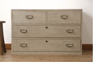 3段重ね桐箪笥を2つのローチェストにリメイク!中段は幅を小さく加工。1段目の引き出しを2分割し、新たに仕切りを追加。中段の下2段と下段の引き出しをフラップダウン仕様に。どちらとも側面に持ち手の取り付け。