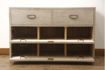 3段重ね桐箪笥を2つのローチェストにリメイク!中段は幅を小さく加工。1段目の引き出しを2分割し、新たに仕切りを追加。中段の下2段と下段の引き出しをフラップダウン仕様に。どちらとも側面に持ち手の取り付け。