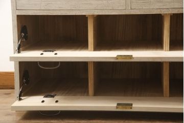 3段重ね桐箪笥を2つのローチェストにリメイク!中段は幅を小さく加工。1段目の引き出しを2分割し、新たに仕切りを追加。中段の下2段と下段の引き出しをフラップダウン仕様に。どちらとも側面に持ち手の取り付け。