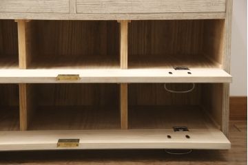 3段重ね桐箪笥を2つのローチェストにリメイク!中段は幅を小さく加工。1段目の引き出しを2分割し、新たに仕切りを追加。中段の下2段と下段の引き出しをフラップダウン仕様に。どちらとも側面に持ち手の取り付け。