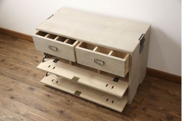 3段重ね桐箪笥を2つのローチェストにリメイク!中段は幅を小さく加工。1段目の引き出しを2分割し、新たに仕切りを追加。中段の下2段と下段の引き出しをフラップダウン仕様に。どちらとも側面に持ち手の取り付け。