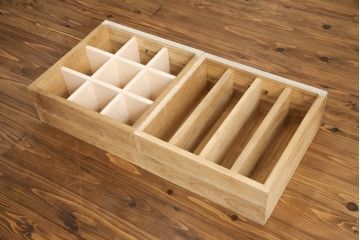 3段重ね桐箪笥を2つのローチェストにリメイク!中段は幅を小さく加工。1段目の引き出しを2分割し、新たに仕切りを追加。中段の下2段と下段の引き出しをフラップダウン仕様に。どちらとも側面に持ち手の取り付け。