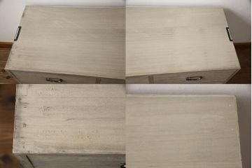 3段重ね桐箪笥を2つのローチェストにリメイク!中段は幅を小さく加工。1段目の引き出しを2分割し、新たに仕切りを追加。中段の下2段と下段の引き出しをフラップダウン仕様に。どちらとも側面に持ち手の取り付け。