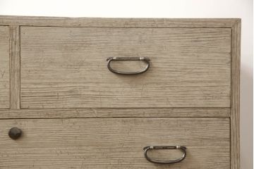 3段重ね桐箪笥を2つのローチェストにリメイク!中段は幅を小さく加工。1段目の引き出しを2分割し、新たに仕切りを追加。中段の下2段と下段の引き出しをフラップダウン仕様に。どちらとも側面に持ち手の取り付け。