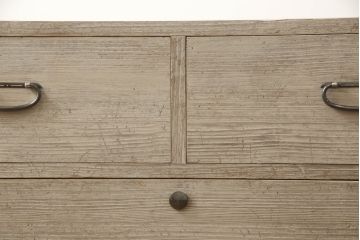 3段重ね桐箪笥を2つのローチェストにリメイク!中段は幅を小さく加工。1段目の引き出しを2分割し、新たに仕切りを追加。中段の下2段と下段の引き出しをフラップダウン仕様に。どちらとも側面に持ち手の取り付け。