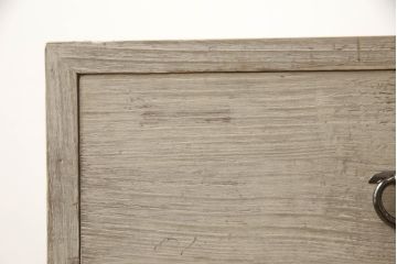 3段重ね桐箪笥を2つのローチェストにリメイク!中段は幅を小さく加工。1段目の引き出しを2分割し、新たに仕切りを追加。中段の下2段と下段の引き出しをフラップダウン仕様に。どちらとも側面に持ち手の取り付け。