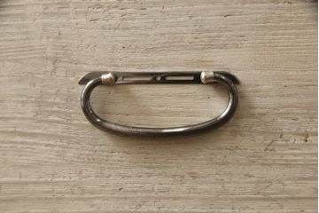 3段重ね桐箪笥を2つのローチェストにリメイク!中段は幅を小さく加工。1段目の引き出しを2分割し、新たに仕切りを追加。中段の下2段と下段の引き出しをフラップダウン仕様に。どちらとも側面に持ち手の取り付け。