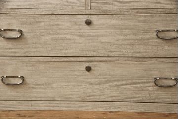 3段重ね桐箪笥を2つのローチェストにリメイク!中段は幅を小さく加工。1段目の引き出しを2分割し、新たに仕切りを追加。中段の下2段と下段の引き出しをフラップダウン仕様に。どちらとも側面に持ち手の取り付け。