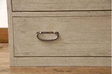 3段重ね桐箪笥を2つのローチェストにリメイク!中段は幅を小さく加工。1段目の引き出しを2分割し、新たに仕切りを追加。中段の下2段と下段の引き出しをフラップダウン仕様に。どちらとも側面に持ち手の取り付け。