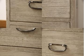3段重ね桐箪笥を2つのローチェストにリメイク!中段は幅を小さく加工。1段目の引き出しを2分割し、新たに仕切りを追加。中段の下2段と下段の引き出しをフラップダウン仕様に。どちらとも側面に持ち手の取り付け。