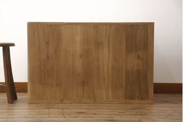3段重ね桐箪笥を2つのローチェストにリメイク!中段は幅を小さく加工。1段目の引き出しを2分割し、新たに仕切りを追加。中段の下2段と下段の引き出しをフラップダウン仕様に。どちらとも側面に持ち手の取り付け。