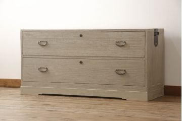 3段重ね桐箪笥を2つのローチェストにリメイク!中段は幅を小さく加工。1段目の引き出しを2分割し、新たに仕切りを追加。中段の下2段と下段の引き出しをフラップダウン仕様に。どちらとも側面に持ち手の取り付け。