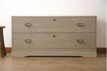 3段重ね桐箪笥を2つのローチェストにリメイク!中段は幅を小さく加工。1段目の引き出しを2分割し、新たに仕切りを追加。中段の下2段と下段の引き出しをフラップダウン仕様に。どちらとも側面に持ち手の取り付け。