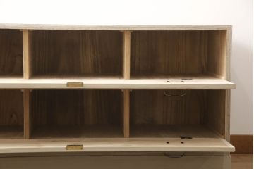 3段重ね桐箪笥を2つのローチェストにリメイク!中段は幅を小さく加工。1段目の引き出しを2分割し、新たに仕切りを追加。中段の下2段と下段の引き出しをフラップダウン仕様に。どちらとも側面に持ち手の取り付け。